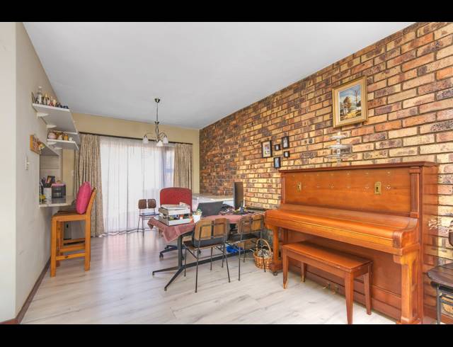 3 BEDROOM HOUSE FOR SALE IN LONEHILL